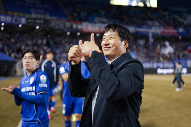 관중·선수 모두 인정한 '이  정효 신드롬'... 수원의 명가 재건 희망 쏘다