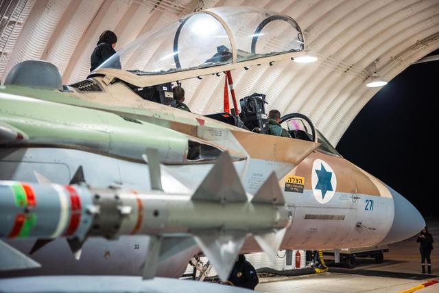 사이드와인더, 스패로 등 단거리 공대공 미사일을 장착한 이스라엘 공군의 F-15I 전투기. AP 연합뉴스