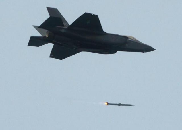2023년 3월 한국 공군 F-35A 전투기가 가상의 공중 표적을 향해 AIM-120 암람(AMRAAM) 공대공미사일을 발사하고 있다. 공군 제공