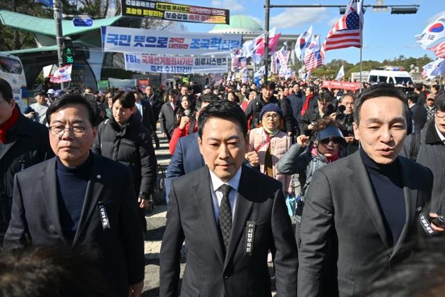 국민의힘 "독재 막겠다" 도보 행진 나섰지만… 또 '윤 어게인'만 보였다
