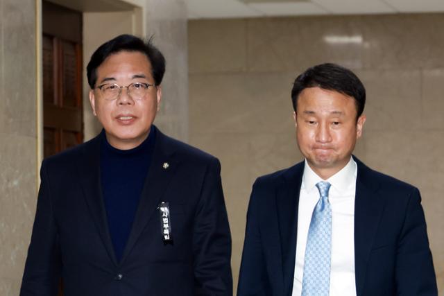 한병도 더불어민주당 원내대표와 송언석 국민의힘 원내대표가 3일 서울 여의도 국회에서 함께 회동 장소인 운영위원장실로 향하고 있다. 뉴시스