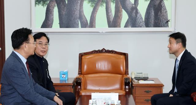 더불어민주당 한병도 원내대표와 국민의힘 송언석 원내대표, 유상범 원내운영수석부대표가 3일 국회 운영위원장실에서 회동하고 있다.