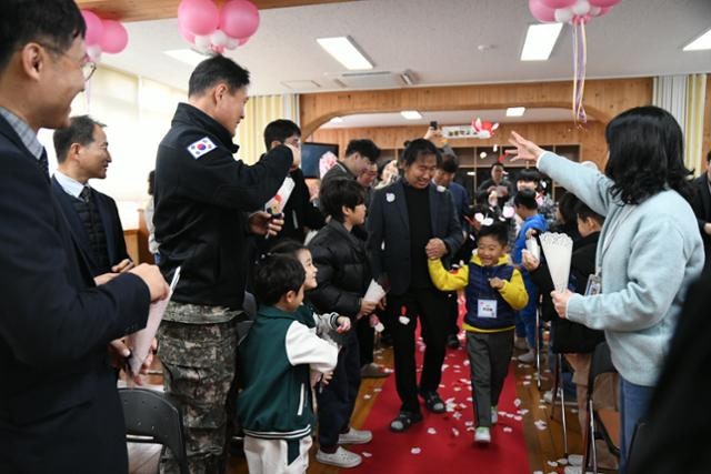 3년 만에 입학식 열었다... 폐교 위기 섬 학교 전교생 3배 늘어난 이유