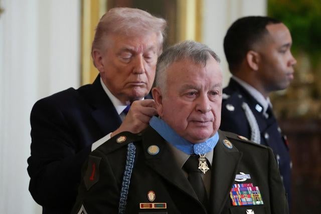 영웅이 되고 싶나… '정권교체 전쟁 싫다'던 트럼프가 변했다