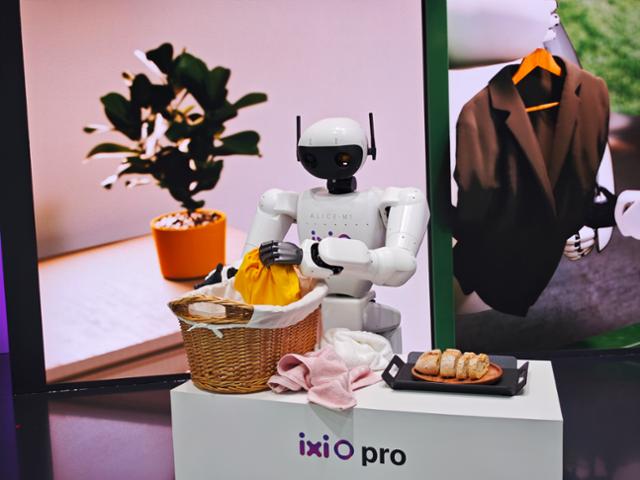 3일 스페인 바르셀로나에서 열린 MWC26의 LG유플러스 부스에서 AI 콜 에이전트 '익시오'와 연계된 로봇이 빨래를 정리하는 모습을 선보이고 있다. 바르셀로나=김진욱 기자