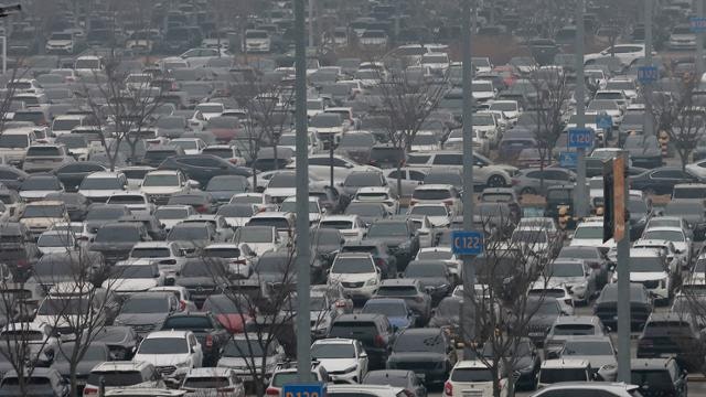 [단독] 인천공항 주차료 10년 만에 인상 추진… '만성 주차난' 해법 찾나