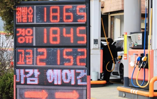 "휘발유 더 오르기 전에 일단 넣자" 유가 급등에 너도나도 주유소로