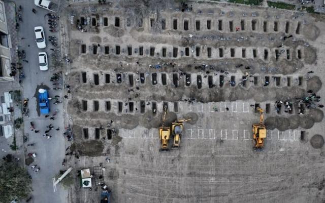 이란 정부가 4일 미국 공습으로 미나브 소재 여자 초등학교에서 희생된 피해자들의 공동묘지가 만들어지는 모습을 공개했다. 미나브=AP 뉴시스