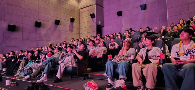 '왕사남' 옆방서 '야사모'…WBC 한일전 문보경 2루타에 영화관 들썩~!