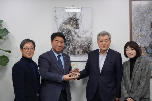 제1회 애니페스토 대상으로 선정된 이기헌(왼쪽 두 번째) 의원이 이상돈(세 번째) 애니페스토 운영위원장, 심인섭(첫 번째) 라이프 대표, 고은경 한국일보 기자와 9일 이 의원실에서 천연기념물 산양 사진을 배경으로 상
