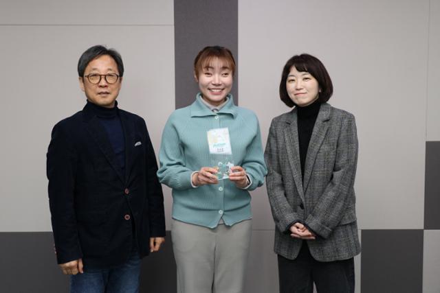 제1회 애니페스토 우수상을 받은 김예지(가운데) 의원이 심인섭(왼쪽) 라이프 대표, 고은경 한국일보 기자와 함께 상패를 들고 기념 촬영을 하고 있다. 김예지 의원실 제공