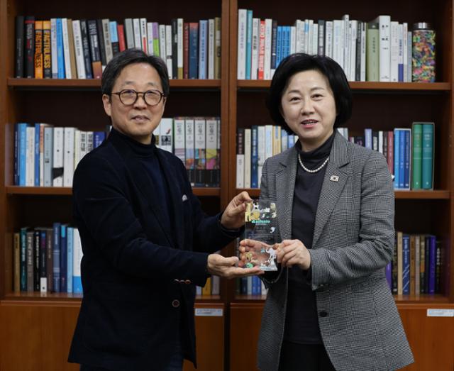 애니페스토 장려상으로 선정된 송옥주(오른쪽) 의원이 심인섭 라이프 대표에게서 상패를 전달받고 있다. 송옥주 의원실 제공