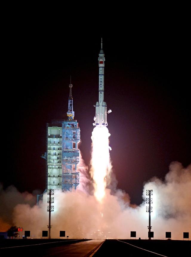 중국이 자체 건설한 우주정거장 톈궁에서 임무를 수행할 유인 우주선 선저우 19호가 2024년 간쑤성 주취안 위성발사센터에서 운반 로켓인 창정 2호에 실려 이륙하고 있다. AFP 연