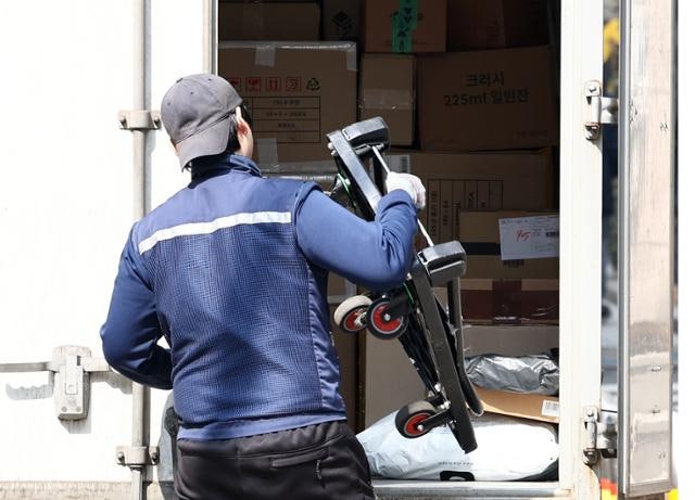 "기름값 아끼려고 밥 굶고 뜁니다" 고유가에 신음하는 노동자들