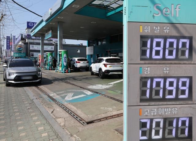 서울 기름값, 전쟁 이후 처음 내려가… 가격 상한제, 정유사 조준할 듯