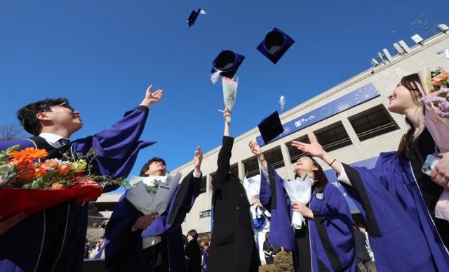 연봉 2000만 원도 못 버는 '박봉 박사' 늘었다... 10명 중 1명꼴