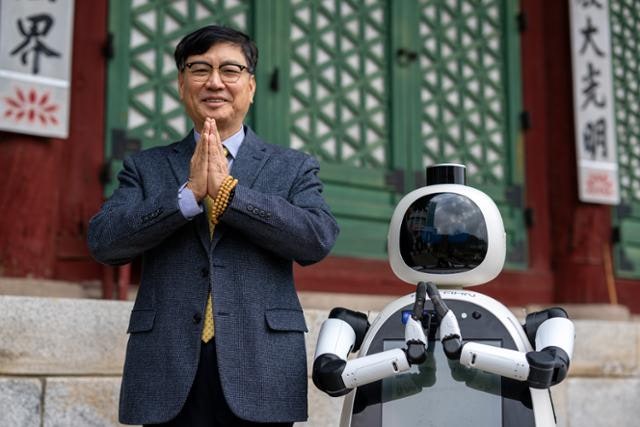 "극락행 나만 따라와"... 불심 읽는 AI 로봇 혜안 스님