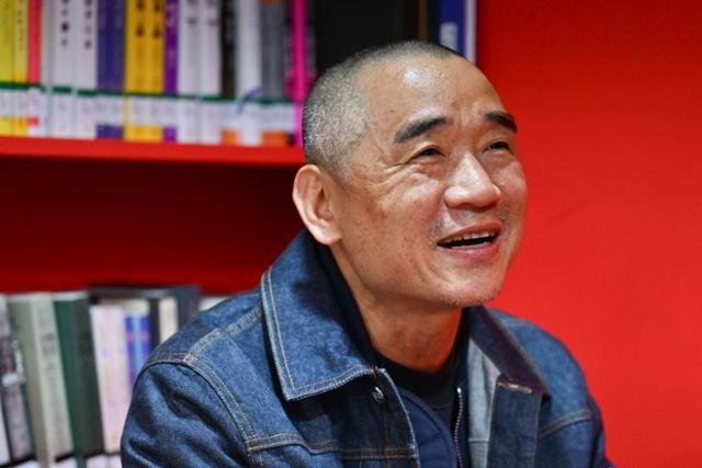 "주중에는 마장동 축산시장에서 칼을 쓰고 주말에는 소설을 씁니다"