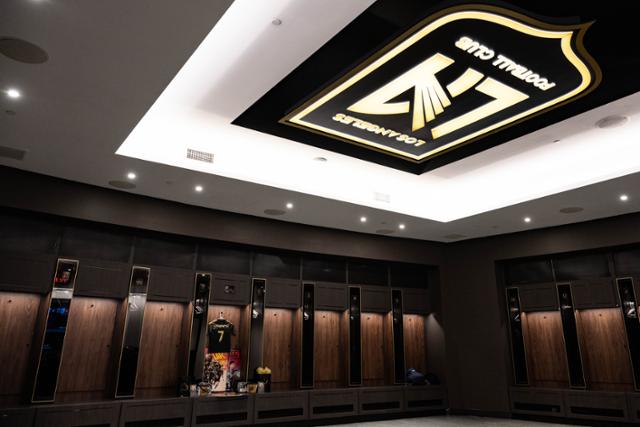 LAFC 홈구장 BMO 스타디움 라커룸 손흥민 선수 자리에 림프종을 이겨낸 환아 오은우(6)군을 위한 특별 기념품이 마련돼 있다. 투병 사연이 알려진 오군은 다음 날 열린 시즌 개막전에 손흥민의 에스코트 키즈로 초청