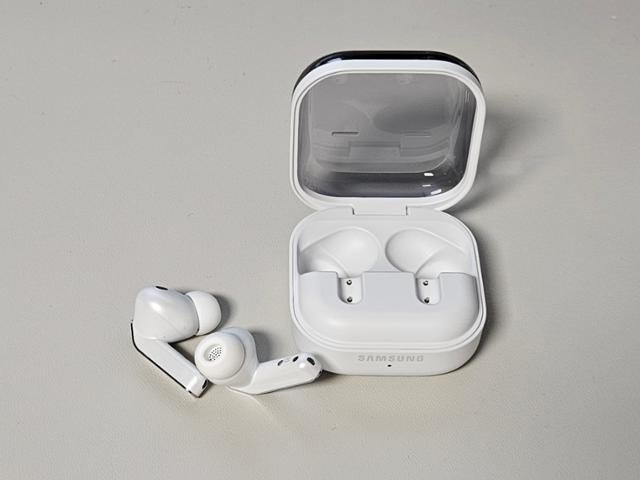 날렵해져 귀에 부담 덜 주는 버즈 신작... 고개 한 번 끄덕이면 바로 통화도