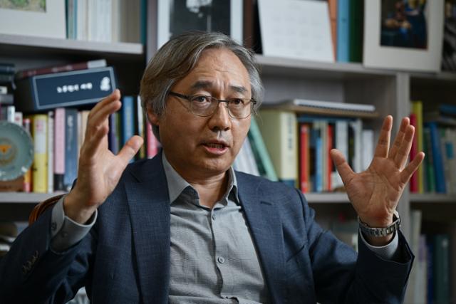 박찬운 한양대 법학전문대학원 교수가 국무총리 산하 검찰개혁추진단 자문위원장직에서 사퇴한 다음날인 10일 서울 성동구 한양대 연구실에서 본보와 인터뷰를 하고 있다. 하상윤 기자