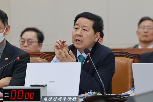 구윤철 "1800원대로 안정되면 해제… 석유 최고가격제 일단 2주 시행"