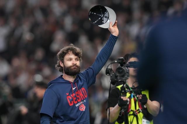 본업 '전기 기사' 투수, 도쿄 돔에서 기립 박수... 일본 상대로 4.2이닝 무실점 역투