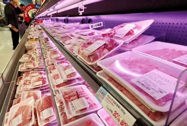 6일 서울의 한 대형마트 정육 코너에 돼지고기 제품이 진열돼 있다. 연합뉴스