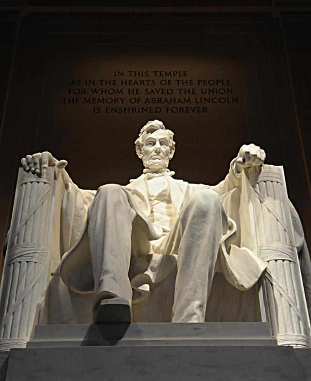 미국 워싱턴 DC 링컨기념관 앞 링컨 대통령 동상. 남을 함부로 조롱하거나 비판하지 않았던 링컨은 지금도 국가 통합의 상징으로 남아 있다. 연합뉴스