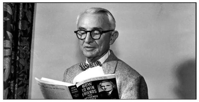 '인간관계론'을 펴든 데일 카네기. 그의 이 책은 오늘날 자기계발서의 원조로 꼽힌다.