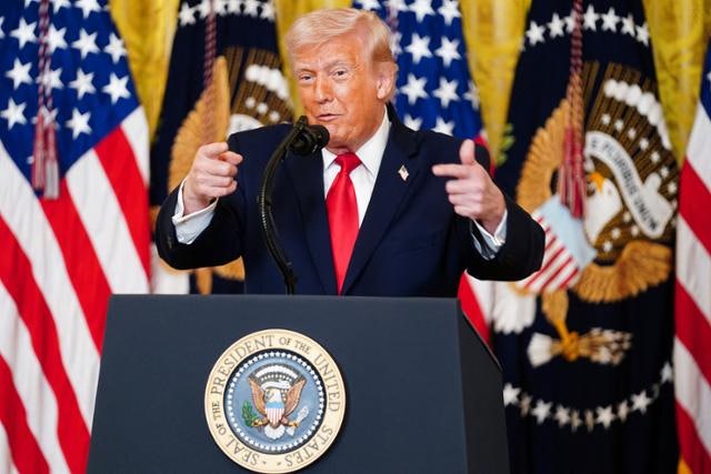 유가 폭등에 테러까지… 트럼프 '전쟁 놀이'에 몸살 앓는 미국인