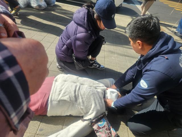 넘어진 할머니 돕고, 화물차 불 끄고... 비번에도 시민 챙긴 소방관들