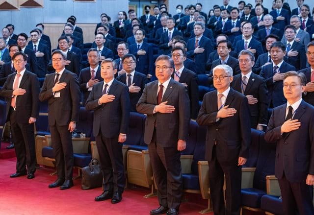 인권 출신 OECD 대사·법조 출신 유엔대사... 전문성보단 보은?