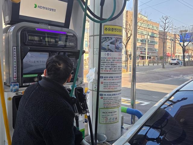 "만땅 대신 2만 원만 찔끔"…석유 최고가격제 첫날, 소매가 체감은 아직