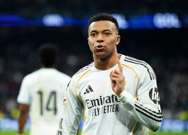 레알 마드리드의 킬리안 음바페가 지난달 1일 스페인 마드리드의 산티아고 베르나베우 스타디움에서 열린 2025~26시즌 스페인 라리가 라요 바예카노와의 경기에서 골을 넣고 세리머니를 하고 있다. 마드리드=로이터 연합뉴