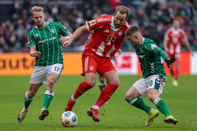 바이에른 뮌헨의 해리 케인(가운데)이 지난달 14일 독일 도르트문트에서 열린 2025~26시즌 독일 분데스리가 베르더 브레멘과의 경기에서 두 명의 수비수 사이를 뜷고 돌파 시도를 하고 있다. EPA 연합