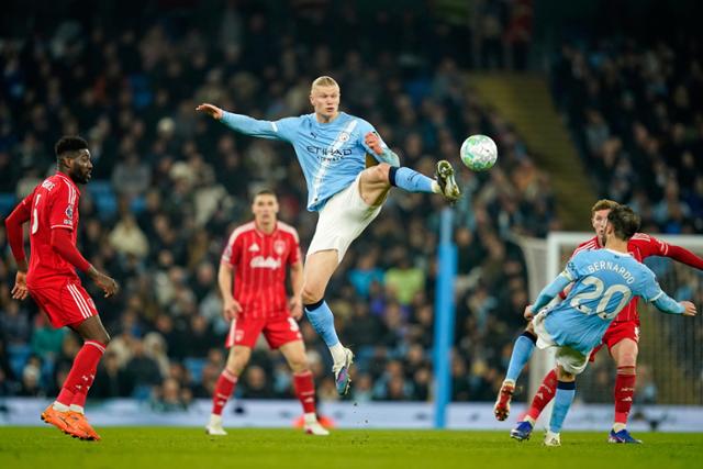 맨체스터 시티의 엘링 홀란(가운데)이 4일 영국 맨체스터 에티하드 스타디움에서 열린 2025~26시즌 EPL 노팅엄 포레스트와의 경기에서 공을 받아 컨트롤하고 있다. AP 연합