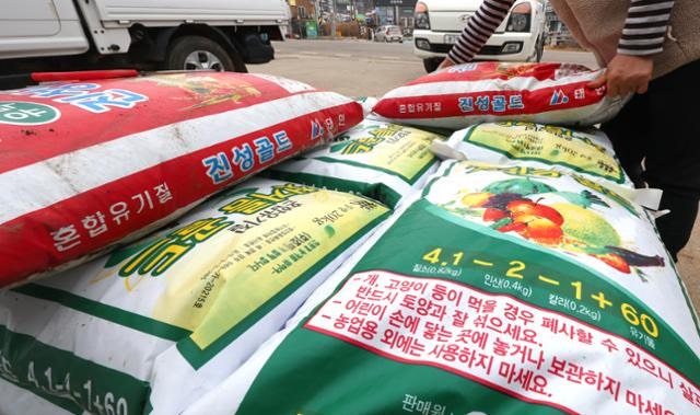 호르무즈 봉쇄에 비료값도 경고등…5년 전 '中 요소 대란'의 부메랑