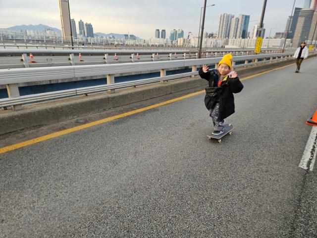 14일 '쉬엄쉬엄 모닝런' 행사 구간인 서울 마포대교 차로에서 한 어린이가 스케이트 보드를 타고 있다. 오세운 기자