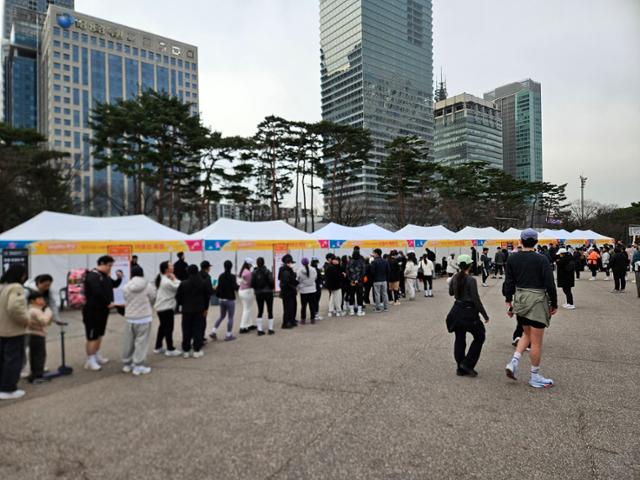 14일 서울 영등포구 여의도공원에서 열린 '쉬엄쉬엄 모닝런'에서 '찾아가는 서울체력장'에 참여하려는 시민이 줄을 서 있다. 오세운 기자