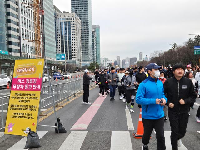 14일 열린 '쉬엄쉬엄 모닝런'이 열린 여의대로 일대에 인파가 몰려 자전거 전용 도로(빨간색 선)까지 걷거나 뛰는 시민이 들어서 있다. 오세운 기자
