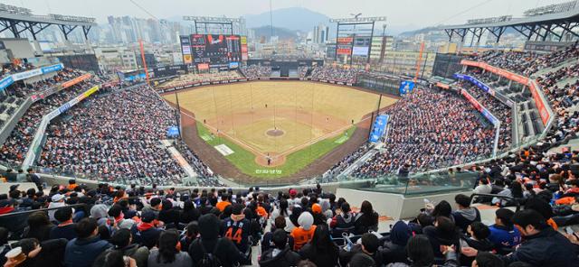 KBO리그 대전 시범경기 '암표 10만원'… 꽃샘추위 꺾은 '만원 열기'