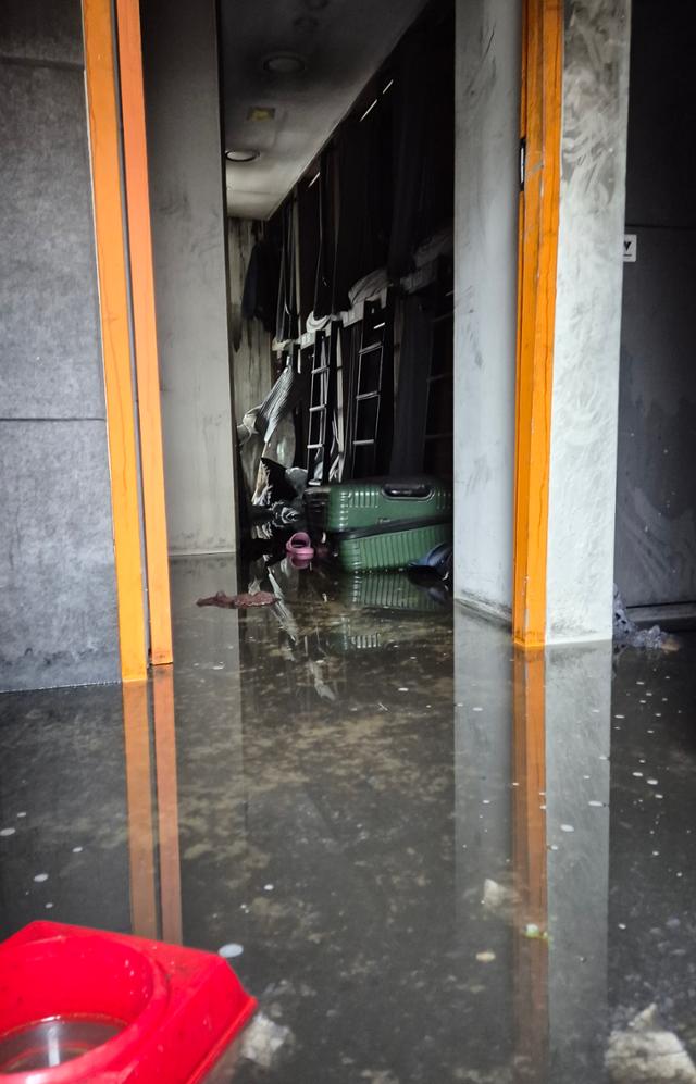 14일 화재가 발생한 서울 중구 소공동 캡슐호텔 내부. 객실 안에 관광객의 짐들이 널브러져 있다. 이재명 기자