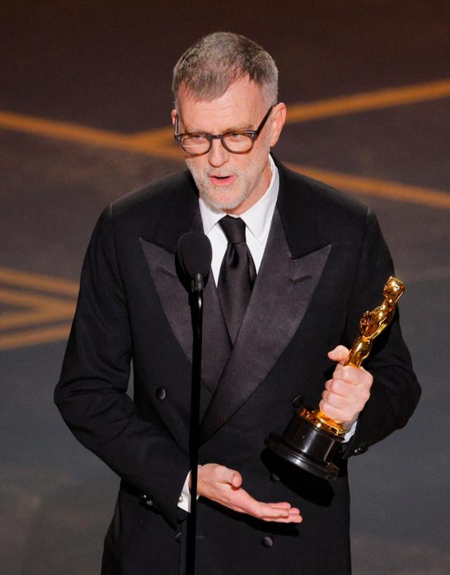 영화 '원 배틀 애프터 어나더'의 폴 토머스 앤더슨 감독이 15일 미국 로스앤젤레스 돌비극장에서 열린 제98회 아카데미 시상식에서 작품상을 수상한 뒤 소감을 밝히고 있다. 로이터 연합뉴스