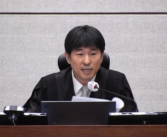 지귀연 부장판사가 지난달 19일 서울중앙지법에서 열린 윤석열 전 대통령 내란 우두머리 혐의 사건 1심 선고공판에서 판결문을 낭독하고 있다.이날 재판부는 윤석열 전 대통령에게 무기징역을 선고했다.뉴스1