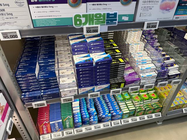 10일 서울 용산구의 한 창고형 약국에 수면유도제 등 일반의약품이 대량으로 진열돼 있다. 권정현 기자