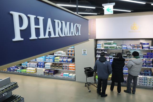 지난달 8일 서울 용산구 용산전자랜드 내에 개점한 창고형 약국 메디킹덤약국을 찾은 고객들이 진역대에 쌓인 건강기능식품 등을 살펴보고 있다. 뉴스1