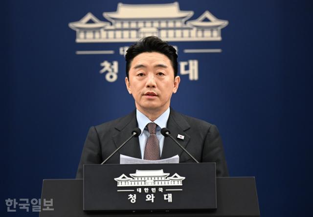 강훈식 비서실장이 6일 청와대 춘추관에서 UAE체류 국민 귀국 지원과 원유 확보와 관련된 브리핑을 하고 있다. 왕태석 선임기자