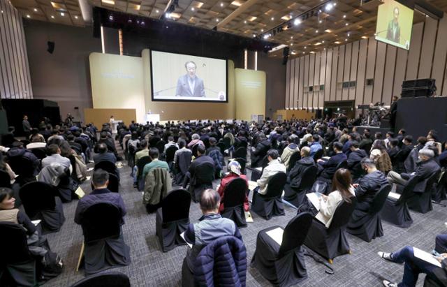 전영현 삼성전자 대표이사 부회장 겸 DS부문장이 18일 경기 수원시 수원컨벤션센터에서 열린 제57기 정기 주주총회에서 인사말을 하고 있다.공동취재