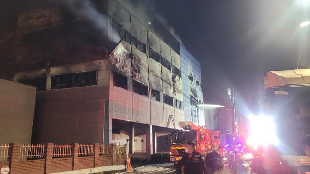 20일 발생한 대전 대덕구 문평동 자동차 부품 공장 화재현장에서 고가 사다리차를 이용한 진화작업이 한창이다.뉴시스